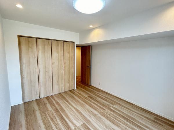 【洋室】 | 洋室(玄関正面)の別角度です。