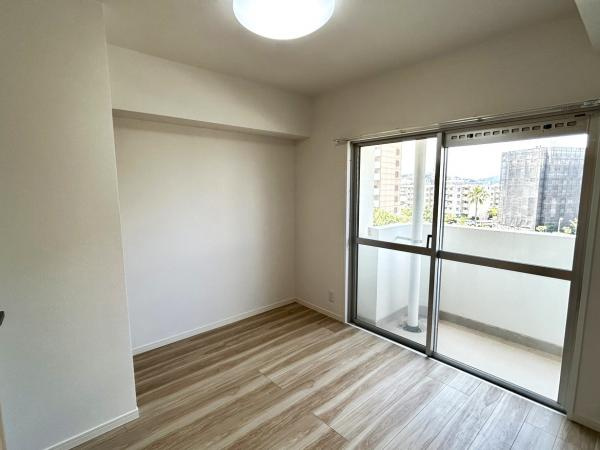 【洋室】 | 洋室(浴室横)です。