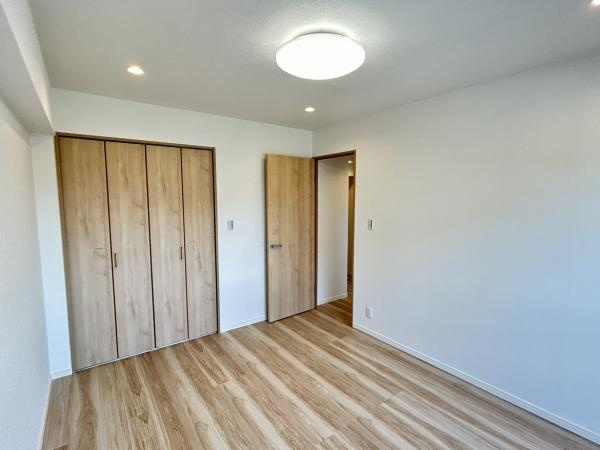 【洋室】 | 洋室(トイレ横)の別角度です。