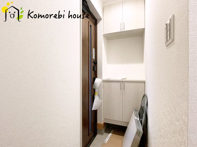 北本市中丸2丁目　新築一戸建て　いろどりアイタウン　01の玄関|収納もある玄関です