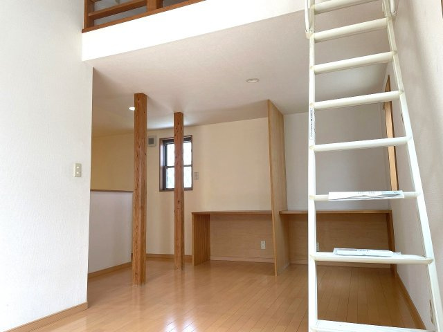 【洋室】 | ◇◆小田原市栢山 中古戸建◆◇ | 2階9帖の洋室は階段との壁がない為、開放的です！