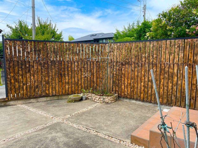 【駐車場】 | ◇◆小田原市栢山 中古戸建◆◇ | 木目の目隠しフェンスがよりオシャレな雰囲気を醸し出します！