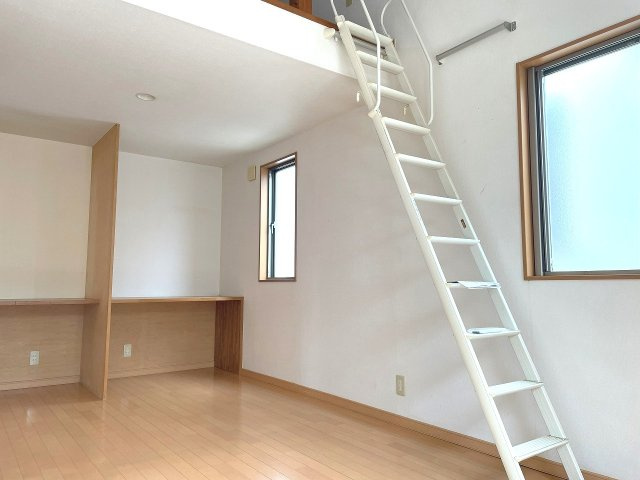 【洋室】 | ◇◆小田原市栢山 中古戸建◆◇ | 9帖の洋室は上部がロフトと勾配天井になっておりより開放的な空間を演出します！