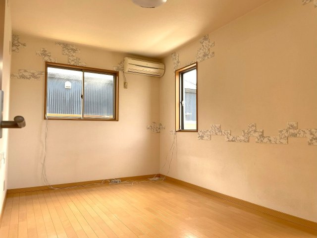 【洋室】 | ◇◆小田原市栢山 中古戸建◆◇ | 7帖の洋室は南・西側の2面採光で夕方まで室内明るいです！