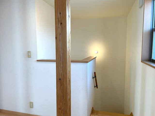 【内装】 | ◇◆小田原市栢山 中古戸建◆◇ | 階段を上ると9帖の洋室になります。