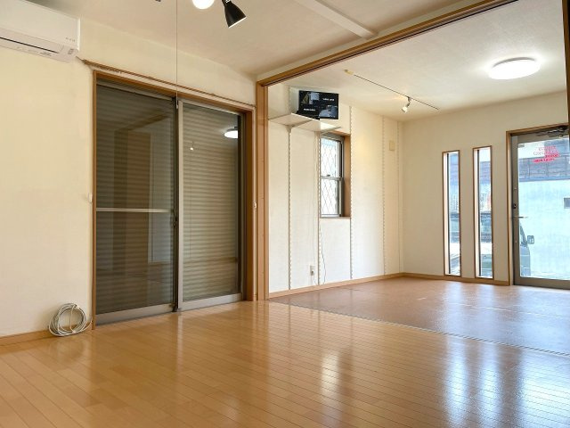 【居間・リビング】 | ◇◆小田原市栢山 中古戸建◆◇ | LDK横の洋室の扉を開ければ21.8帖の広々空間