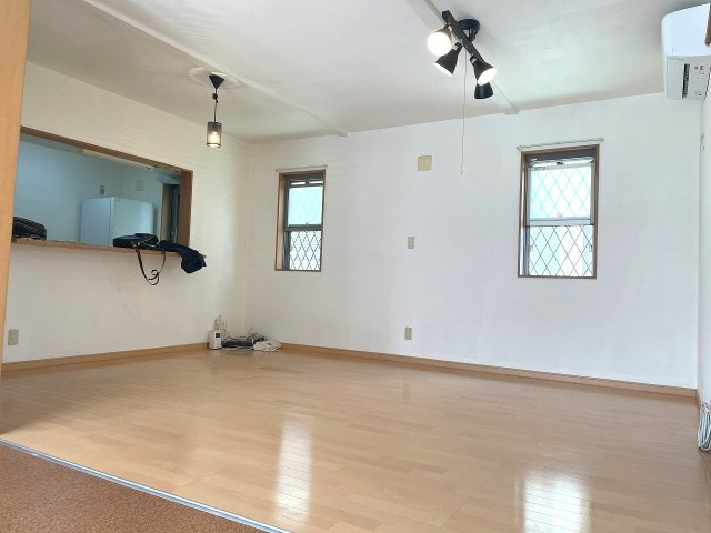 【居間・リビング】 | ◇◆小田原市栢山 中古戸建◆◇ | キッチンにいてもリビングにいる家族とコミュニケーションが取れる造り