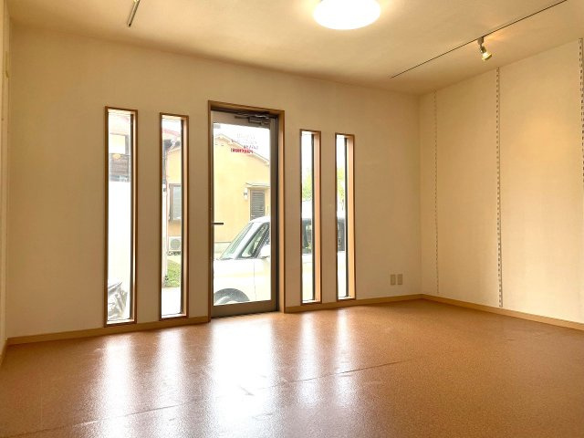 【居間・リビング】 | ◇◆小田原市栢山 中古戸建◆◇ | リビング横の7.8帖の洋室にはドアがあり出入り可能です！