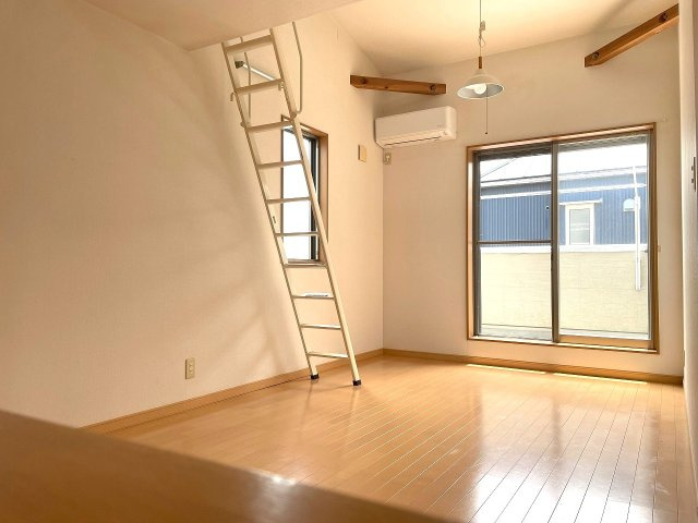 【洋室】 | ◇◆小田原市栢山 中古戸建◆◇ | 2階9帖の洋室上部にはロフトがあり収納やお休みするスペースとしてもご利用頂けます！