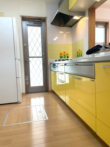 【キッチン】 | ◇◆小田原市栢山 中古戸建◆◇ | 黄色のポップカラーが明るい印象のキッチン