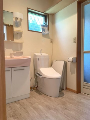 【独立洗面台】 | ◇◆小田原市栢山 中古戸建◆◇ | 洗面所横にトイレが設置されています。