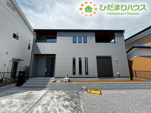 熊谷市新堀新田第3　新築一戸建て　リーブルガーデン　01の外観|無駄のない四角いフォルムと落ち着いた色合いでモダンな印象の外観☆彡