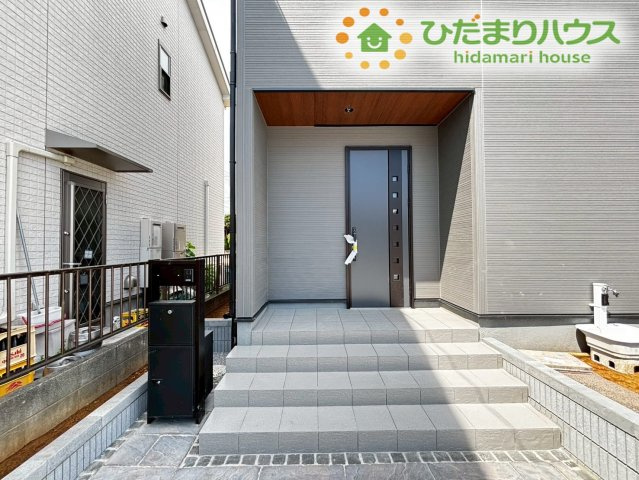 熊谷市新堀新田第3　新築一戸建て　リーブルガーデン　01のエントランス|玄関ポーチが奥まっているので、雨の日も濡れにくく行動がスムーズに！