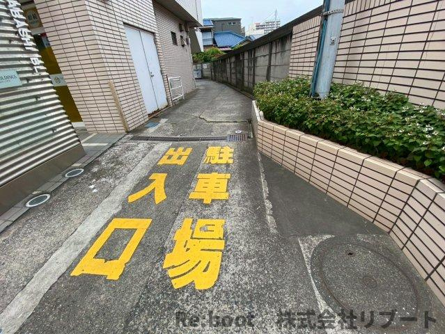  東信船橋ビルの駐車場