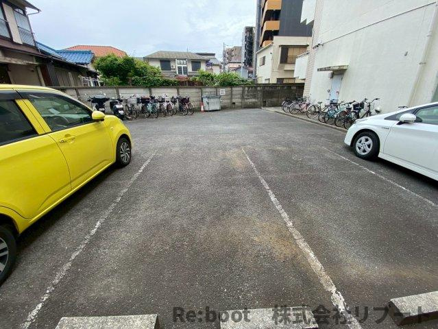  東信船橋ビルの駐車場