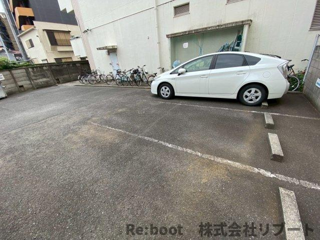  東信船橋ビルの駐車場