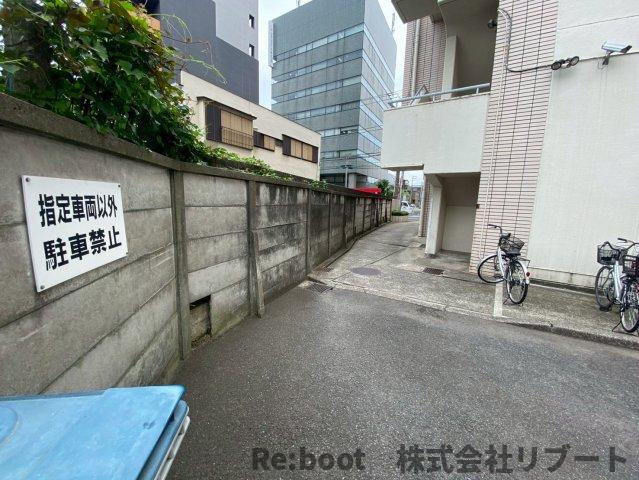  東信船橋ビルの駐車場