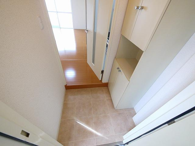 コーポ三和新大宮Ⅰ号館の玄関|シンプルで使いやすい玄関です