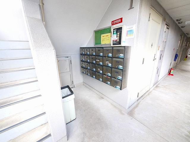 コーポ三和新大宮Ⅰ号館のエントランス|建物の内部です