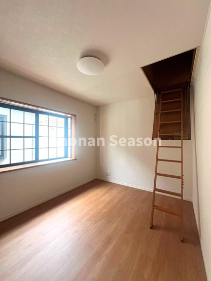 【洋室】 | メイン居室には、あると便利な「屋根裏収納」を完備◎
