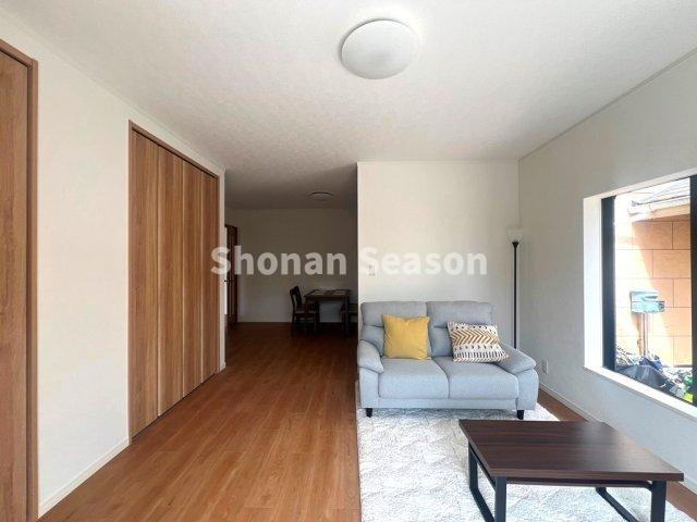 【居間・リビング】 | ファミリー層にもニーズの高い3LDKリフォーム住宅（R7.8月）　
気持ち良い新生活のスタートが切れますよ♪