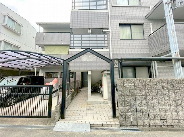 フォレストコート2番館のエントランス