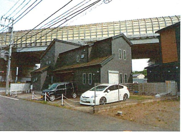 【外観】 | ＼2016年４月築／４LDK+3LDKの二世帯住宅です◎
広々したカースペースには6台分駐車が可能です！