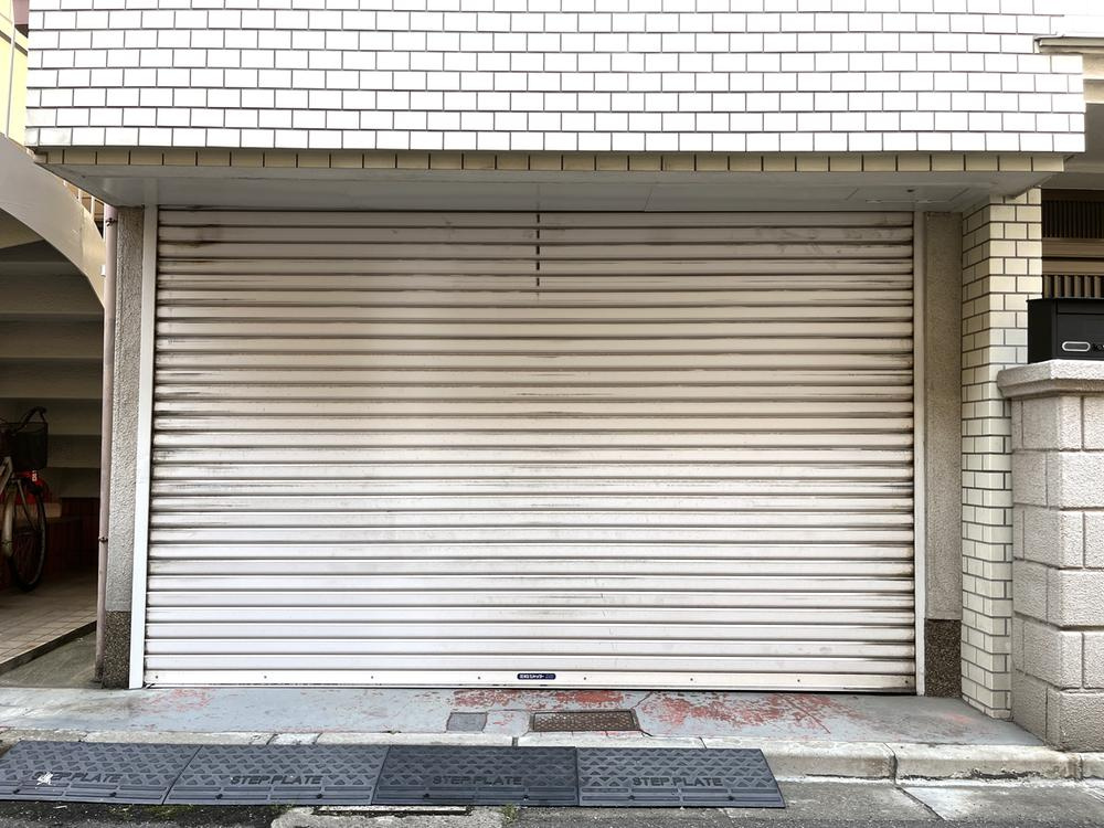 小路町　中古一戸建ての駐車場|シャッター車庫
■物件内覧・資金計画相談・住宅ローン相談、リフォーム相談、お問合せ受付中■
※当日・翌日のご内覧、ご相談はお電話でのお問合せがスムーズです！