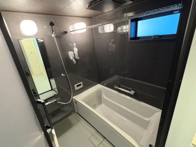 【浴室】 | 宝塚高司 新築戸建て | 浴室乾燥機付きのお風呂はモダンカラー。上部のスリット窓がプライバシーも守り、換気もできます