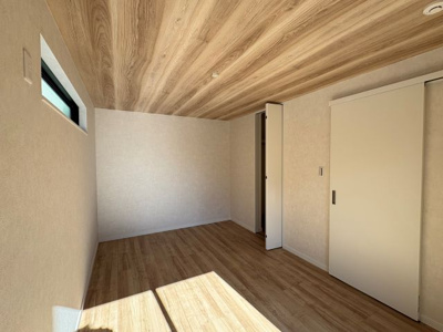 【寝室】 | 宝塚高司 新築戸建て | 1階は7帖の主寝室。しっかり広いウォークインクローゼット付き。
