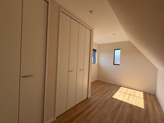 【洋室】 | 宝塚高司 新築戸建て | 3階の西側の洋室。明るく風通しも良い。収納もたっぷり。