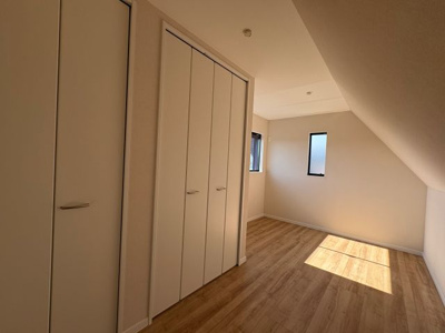 【洋室】 | 宝塚高司 新築戸建て | 3階の西側の洋室。明るく風通しも良い。収納もたっぷり。