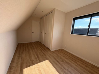 【洋室】 | 宝塚高司 新築戸建て | 3階の西側の洋室。明るく風通しも良い。収納もたっぷり。