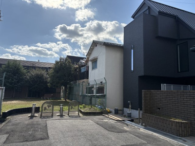 【前面道路含む現地写真】 | 宝塚高司 新築戸建て | 東側全面道路、突き当りは公園です。