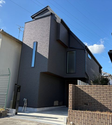 【外観】 | 宝塚高司 新築戸建て | 外構も完成しました。とてもスタイリッシュで重厚感のある外観です。窓には空が映り込み、とても美しい。駐車場はハイルーフも駐車可能。自転車置き場もあります。