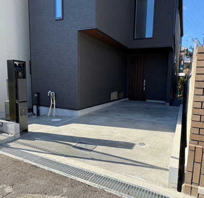 【駐車場】 | 宝塚高司 新築戸建て | 駐車場はハイルーフも駐車可能。自転車置き場もあります。