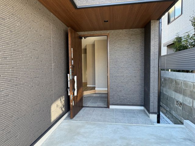  | 宝塚高司 新築戸建て | 玄関の上のひさしが上品な印象