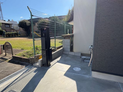 【展望】 | 宝塚高司 新築戸建て | 自転車置き場には宅配ボックス付きのポスト、外部水栓もあります。あると嬉しいスペースです。