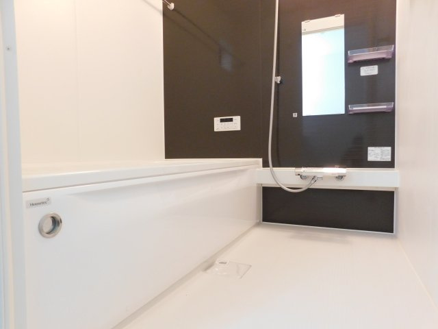 名古屋市西区枇杷島３期の浴室|◇浴室◇　　広い１坪サイズ（ハウステック）・浴室暖房乾燥機・保温浴槽・追い焚き機能・ベンチ浴槽・エコシャワー・オートバス・バリアフリーバス・浴室窓あり　浴室カウンターは取り外し可能でお手入れ簡単♪