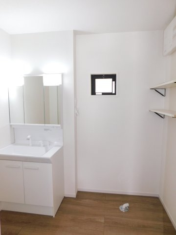 名古屋市西区枇杷島３期の独立洗面台|◇洗面室◇　　広い洗面室！　三面鏡付シャワードレッサー（７５０サイズ）　洗面用品の収納に便利な棚付き！