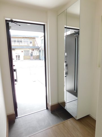 名古屋市西区枇杷島３期の玄関|◇玄関収納◇　　玄関が片づく姿見付きのシューズ収納♪　