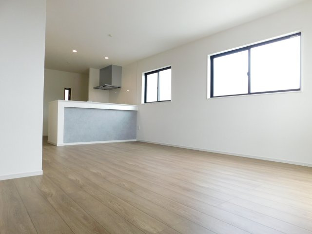 名古屋市西区枇杷島３期の居間・リビング|◇リビング◇　　南面で明るいリビング１８．２帖　　リビングが見渡せる対面キッチン♪