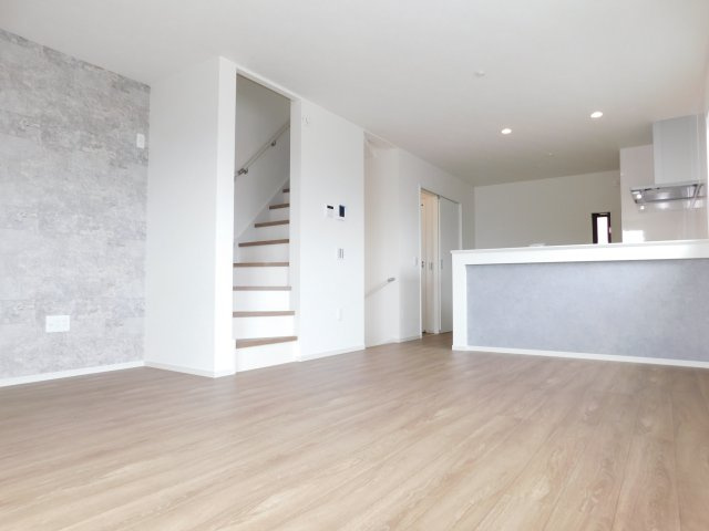 名古屋市西区枇杷島３期の居間・リビング|◇リビング◇　　南面で明るいリビング１８．２帖　外からの視線が気になりにくいプライバシー性の高い２階リビング♪