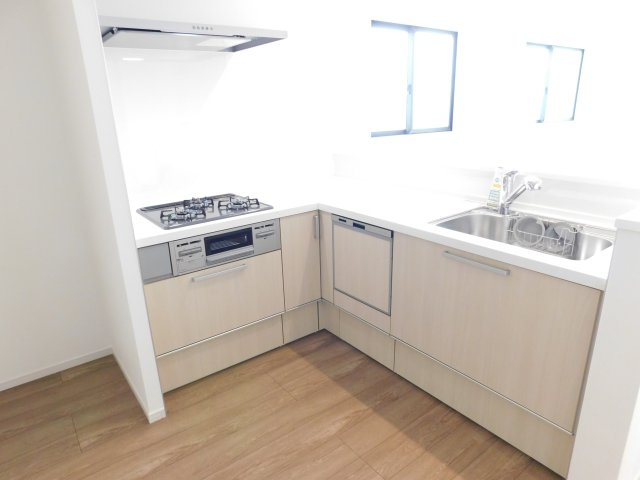 名古屋市西区枇杷島３期のキッチン|◇キッチン◇　　Ｌ型キッチン・人造大理石カウンター・浄水器一体型水栓・静音仕様シンク・食洗機・Ｓｉセンサーコンロ（３口）・床下収納庫など