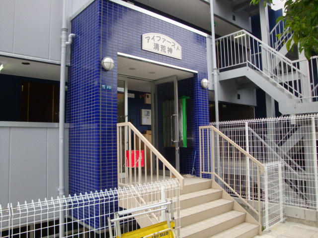 アイファースト清荒神のエントランス