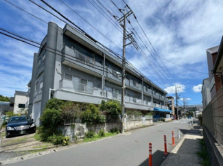 【外観】 | 南武線「武蔵新城」駅・田園都市線「宮前平」駅にアクセス可能な最寄りバス停まで徒歩3分！雨の日の通勤やお出かけもバス利用でスムーズです♪
