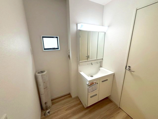 武3丁目　新築戸建ての洗面所|三面鏡洗面化粧台です。