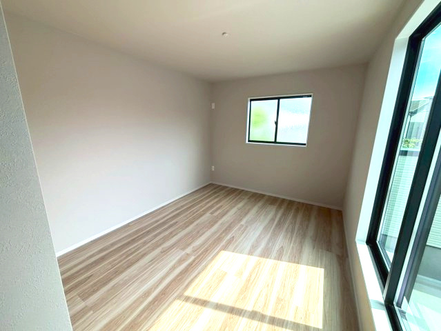 武3丁目　新築戸建ての洋室|バルコニーへ出入りできる洋室です。