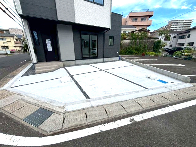 武3丁目　新築戸建ての駐車場|駐車3台可。急な来客時も安心です。