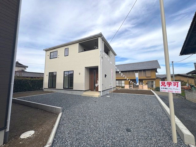 神川町新里第4（全２棟）２号棟の前面道路含む現地写真